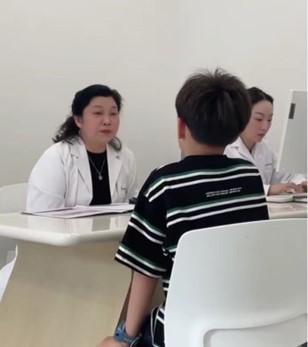 陳紅正在診治受心理疾病困擾的家庭。重慶優眠醫學中心供圖