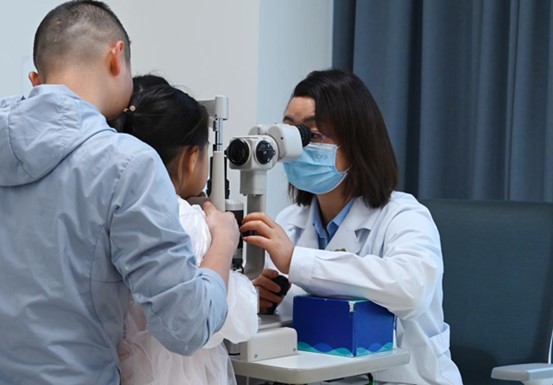 陳春梅為患者檢查眼部情況。重慶南坪愛爾眼科醫院供圖