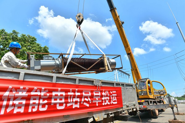 國網重慶江津供電公司員工在吊裝設備。王化全攝