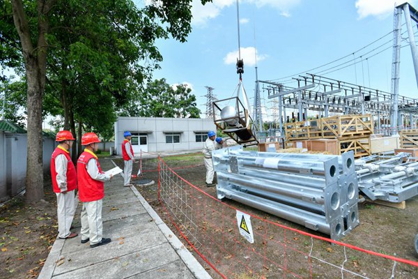 國家電網紅巖（江津運檢）共產黨員服務隊員在進行設備驗收。王化全攝
