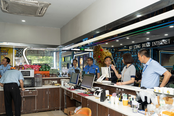 沙坪壩區網吧“綜合查一次”執法檢查現場。重慶市司法局供圖