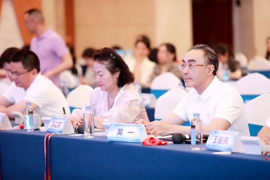 吳一做評委。重慶銅雀臺整形外科醫院供圖