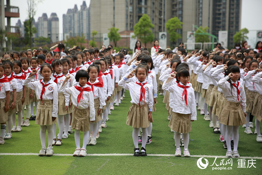 新入隊的少先隊員宣誓。人民網記者 劉政寧攝