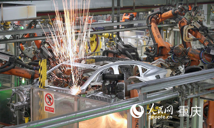 火花迸射，機械臂正在工作。人民網記者 劉祎攝