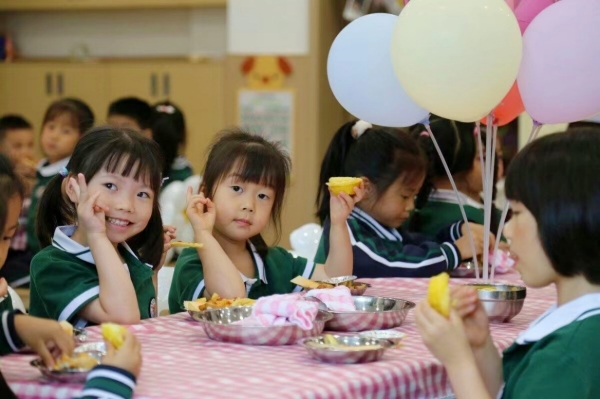 學校為小朋友準備了美食自助餐。北碚區椿山幼兒園供圖