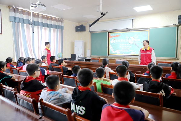 志愿者向小朋友普及電力知識。國網重慶永川供電公司供圖