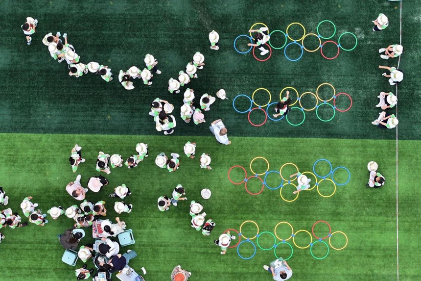 圖為“跳房子”游戲活動現場。 秦廷富攝