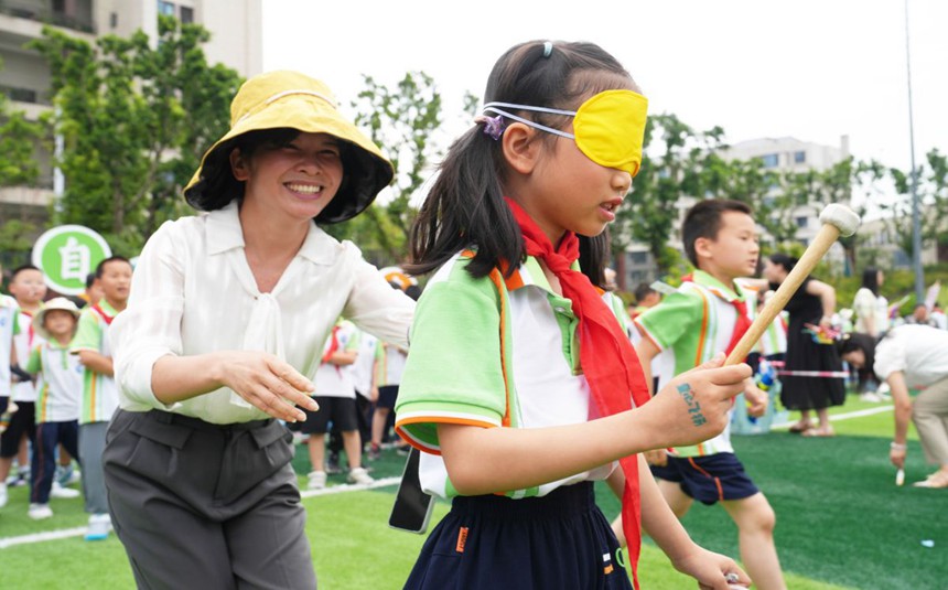 圖為“瞎子摸象”游戲活動現場。 秦廷富攝