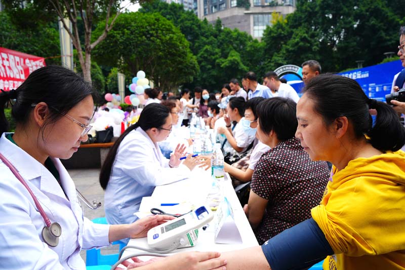 活動現場，重醫附屬第一院醫務人員開展義診。實習生趙鑫攝