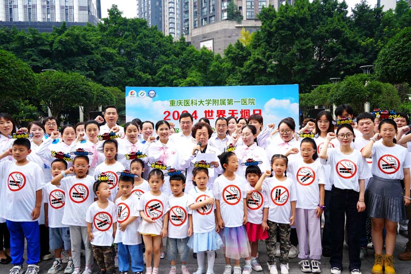 在該院呼吸科吳亞梅教授帶領下，孩子們宣讀控煙誓詞。實習生趙鑫攝