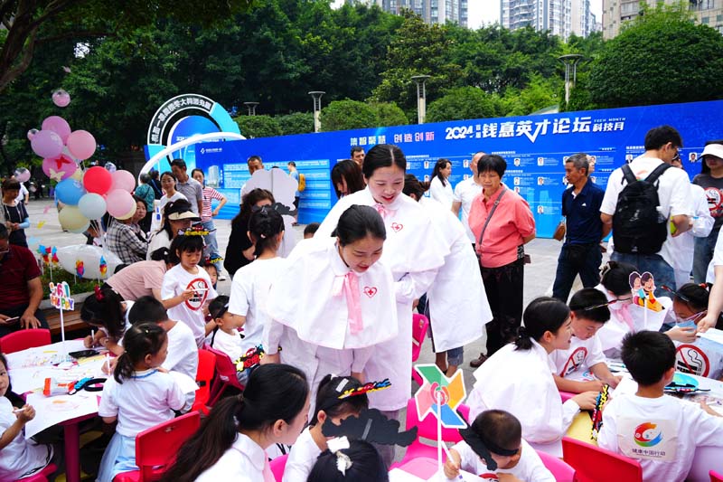 在醫護人員及家長帶領下，小朋友們圍繞控煙主題畫畫。實習生趙鑫攝