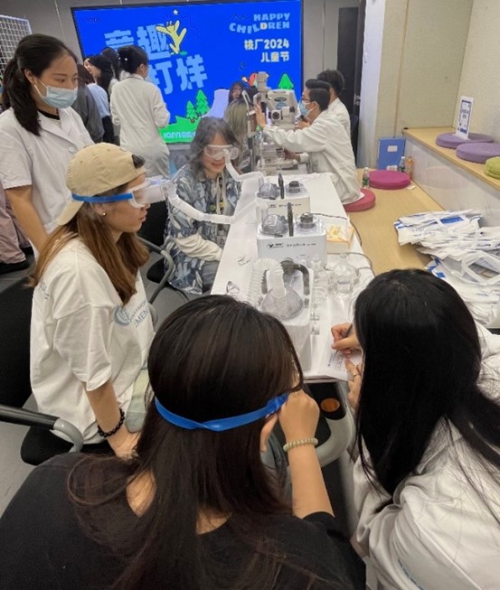 醫生為職員進行眼健康檢查。華廈渝州眼科醫院供圖