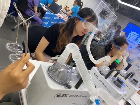 醫生為職員進行眼健康檢查。華廈渝州眼科醫院供圖