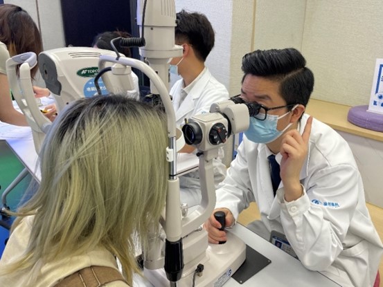 醫生為職員進行眼健康檢查。華廈渝州眼科醫院供圖