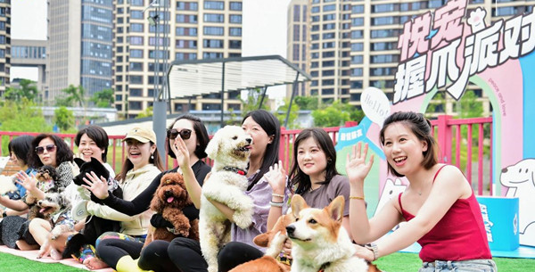 電粉萌寵社寵物社交大會。中國電建地產供圖