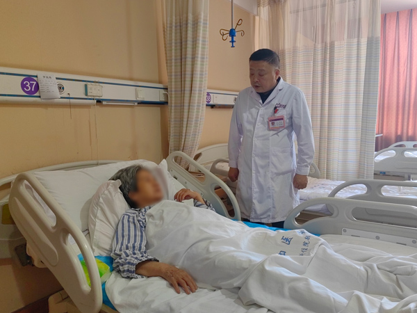 李建給患者交代注意事項。重慶嘉華醫院供圖