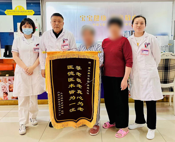 患者一家為李建及醫護團隊送上錦旗。重慶嘉華醫院供圖