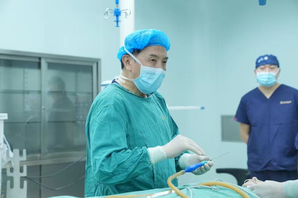 宋建星正在進行手術演示。重慶星榮整形外科醫院供圖