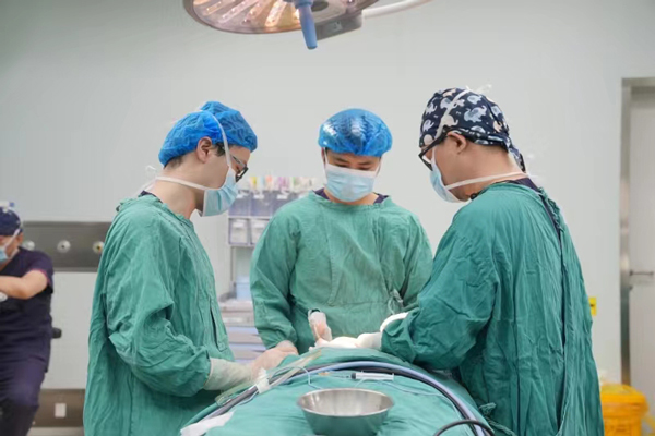 劉正茂進行手術演示。重慶星榮整形外科醫院供圖