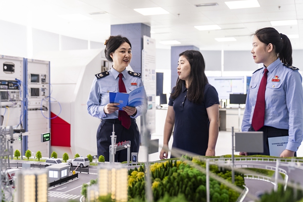 重慶高新區稅務局工作人員在走訪過程中，詳細了解西部科學城智能網聯汽車創新中心創新項目進展，為企業答疑解難，送上支持科技創新稅費優惠政策指引。郭睿攝