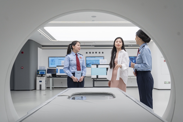 重慶高新區稅務局工作人員走訪金鳳實驗室，了解人工智能輔助病理診斷相關研究進展，宣傳輔導研發費用加計扣除等相關稅收優惠政策。郭睿攝