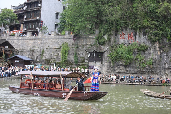 游客乘船在清水江上正進行“翠翠巡游”活動。胡程攝