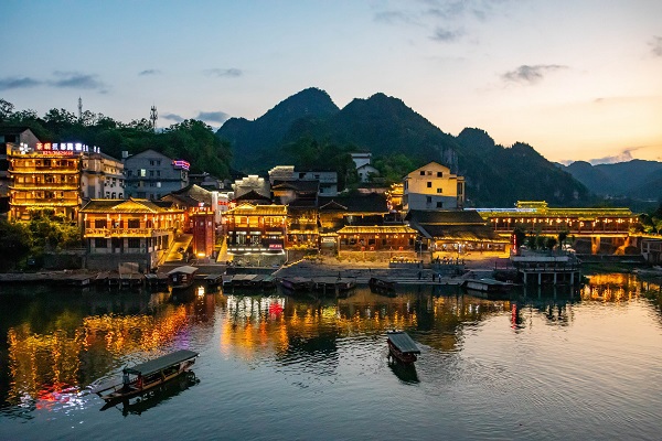 洪安古鎮洪茶古渡夜景如畫。胡程攝