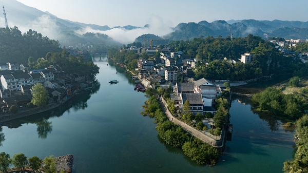 洪安古鎮的清晨，晨霧繚繞、景色旖旎。胡程攝