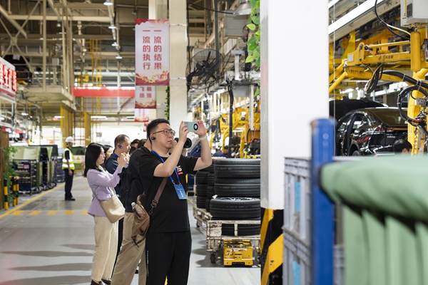 “聚力向新——‘看稅收走基層’”網評品牌活動（川渝行）一行人員走訪深藍汽車。郭睿攝