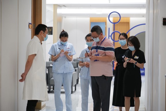 審核現場。重慶當代整形外科醫院供圖