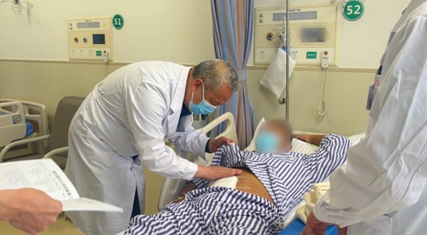 張克勤查看次仁術后傷口恢復情況。重慶醫科大學附屬第二醫院供圖