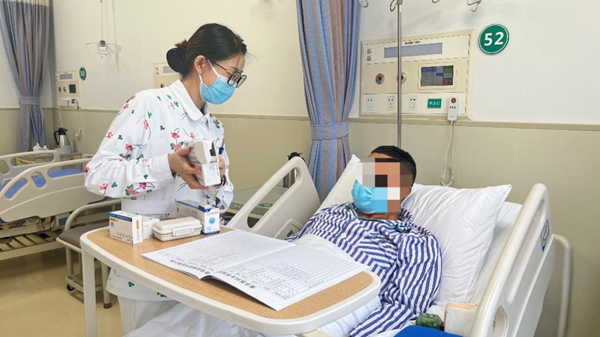 醫護人員對次仁進行護理。重慶醫科大學附屬第二醫院供圖