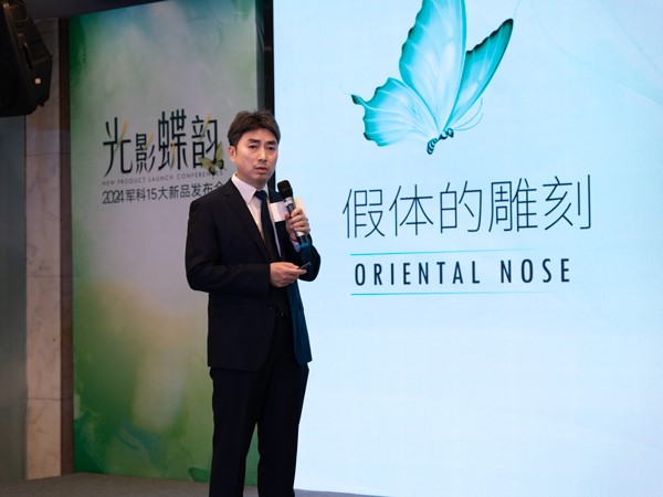 專家講解。重慶軍科整形美容醫院供圖