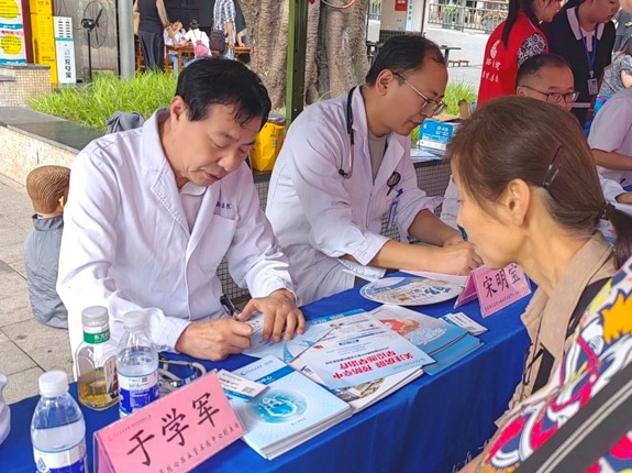 義診活動現場。重慶西區醫院供圖