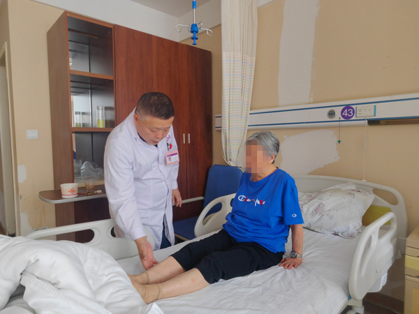骨外科檢查。重慶嘉華醫院供圖