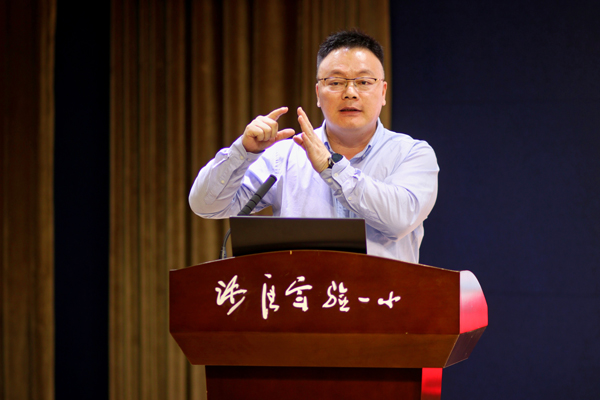 周鵲虹作主題講座。戚馨月攝