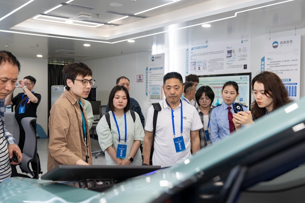 活動通過走訪代表性企業和辦稅服務場所等，讓大家實地感受企業發展成果和稅收服務成效。郭睿攝