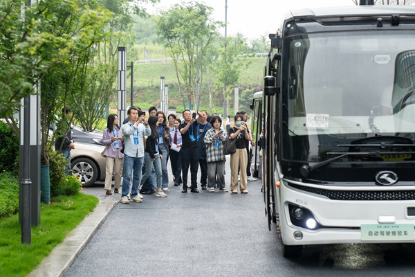 活動一行人員參觀西部科學城智能網聯汽車創新中心，了解其研發的“車路云一體化”系統和智能駕駛。郭睿攝