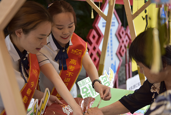 愛心助考站現場。東原仁知服務供圖