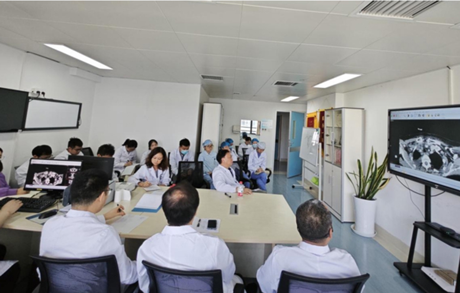 術前討論。重慶康心醫院供圖