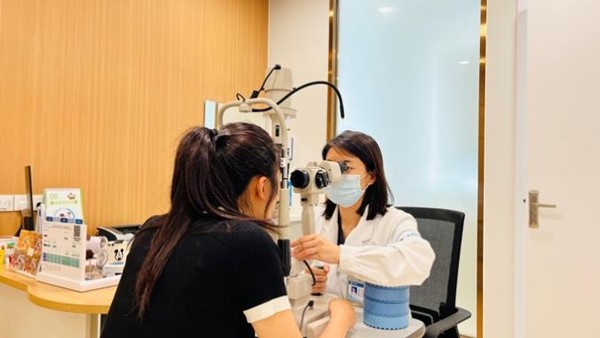 霍妍為患者檢查。華廈渝州眼科醫院供圖