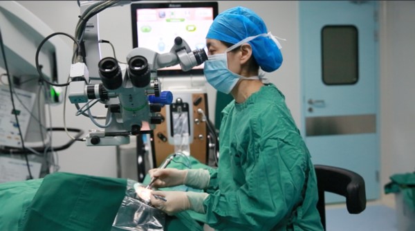 霍妍為患者做手術。華廈渝州眼科醫院供圖