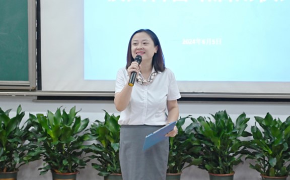 天臺崗小學花園校區綜合發展部主任屈潔致辭。重慶南坪愛爾眼科醫院供圖