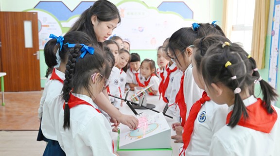 校園眼健康科普站。重慶南坪愛爾眼科醫院供圖