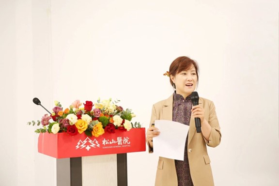 邵鳳云介紹項目情況。重慶松山醫院供圖