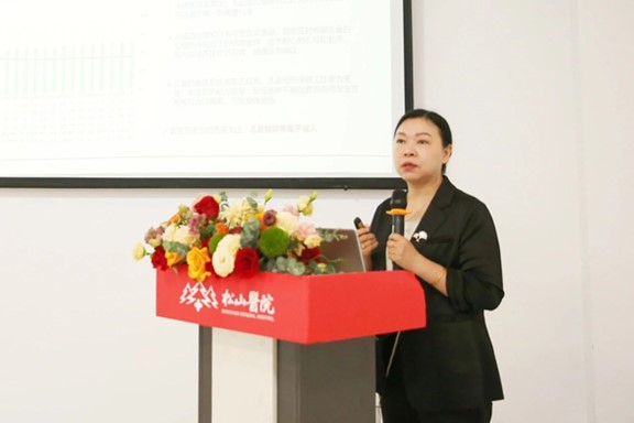 唐仕芳進行課題分享。重慶松山醫院供圖