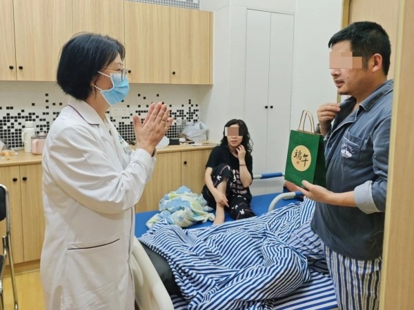 醫院領導為患者送粽子。重慶東大肛腸醫院供圖