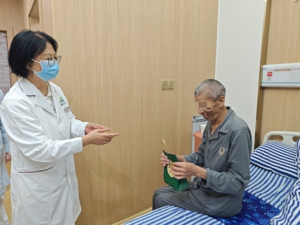 醫院領導為患者送粽子。重慶東大肛腸醫院供圖