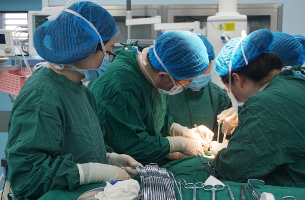 專家正在進行手術。重慶仁品耳鼻喉醫院供圖