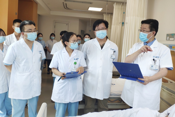 李紅帶領醫護團隊查房。重慶仁品耳鼻喉醫院供圖